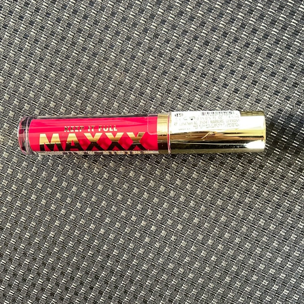 Milani KEEP IT FULL MAXXX LIP PLUMPER "Swipe Right"  Red Lip polish